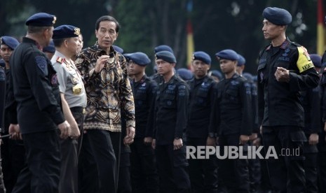 Presiden Joko Widodo menyalami sejumlah anggota Brimob usai memberikan pengarahan kepada personil Korps Brimob Polri , di Mako Brimob, Depok,Jawa Barat, Jumat (11/11). 