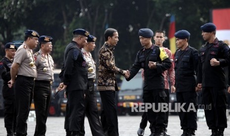 Presiden Joko Widodo menyalami sejumlah anggota Brimob usai memberikan pengarahan kepada personil Korps Brimob Polri , di Mako Brimob, Depok,Jawa Barat, Jumat (11/11).