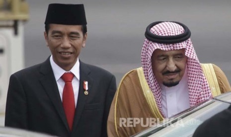  Presiden Joko Widodo menyambut Raja Arab Saudi Salman Bin Abdul Aziz saat tiba di Bandara Halim Perdanakusuma, Jakarta, Rabu (1/3). 