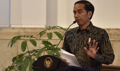 Presiden Joko Widodo menyampaikan arahan kepada peserta Program Pendidikan Reguler Angkatan (PPRA) LIV dan LV Lembaga Ketahanan Nasional (Lemhanas) tahun 2016 di Istana Merdeka, Jakarta, Rabu (2/11).