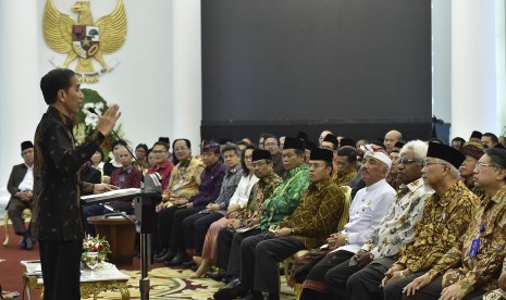 Presiden Joko Widodo menyampaikan arahan saat bertemu tokoh-tokoh agama yang tergabung dalam Asosiasi Forum Kerukunan Umat Beragama saat pertemuan di Istana Bogor (Ilustrasi)