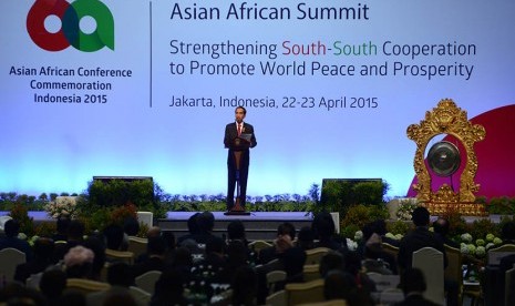 Presiden Joko Widodo menyampaikan kata sambutan saat membuka Konferensi Tingkat Tinggi (KTT) Asia Afrika tahun 2015 di Jakarta Convention Center, Rabu (22/4). 