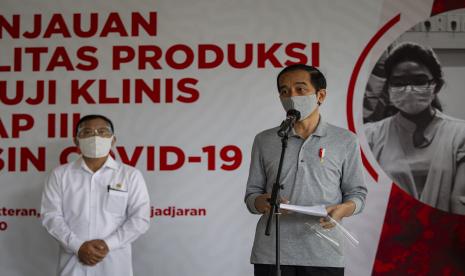 Presiden Joko Widodo menyampaikan keterangan pers didampingi Menteri Kesehatan Terawan Agus Putranto.