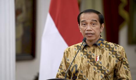 Presiden Joko Widodo menyampaikan keterangan terkait penerapan PPKM di Istana Merdeka, Jakarta, Minggu (25/7/2021). Presiden Joko Widodo memutuskan untuk melanjutkan penerapan Pemberlakuan Pembatasan Kegiatan Masyarakat (PPKM) level 4 dari 26 Juli hingga 2 Agustus 2021 dengan beberapa penyesuaian terkait aktivitas dan mobilitas masyarakat yang dilakukan secara bertahap.