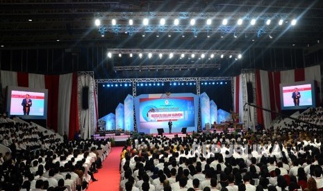 Presiden Joko Widodo menyampaikan paparan ketika memberikan kuliah umum bagi calon pegawai negeri sipil (CPNS) yang diselenggarakan oleh Kementerian Pendayagunaan Aparatur Negara dan Reformasi Birokrasi (PANRB) di Istora Senayan, Jakarta, Selasa (27/3).