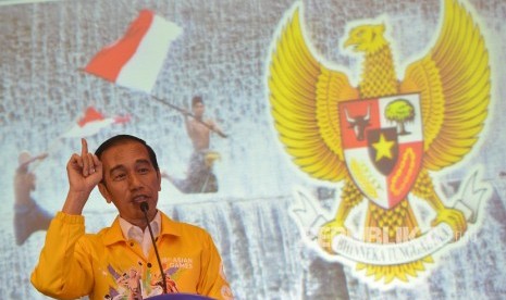 Presiden Joko Widodo menyampaikan paparan ketika menghadiri buka bareng dan ngobrol santai bersama Relawan Golkar Jokowi (GoJo) di Kantor DPD Golkar DKI Jakarta, Rabu (23/5).