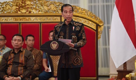 Presiden Joko Widodo menyampaikan paparan pendahuluan ketika memimpin sidang kabinet paripurna di Istana Negara, Jakarta, Selasa (16/10/2018).