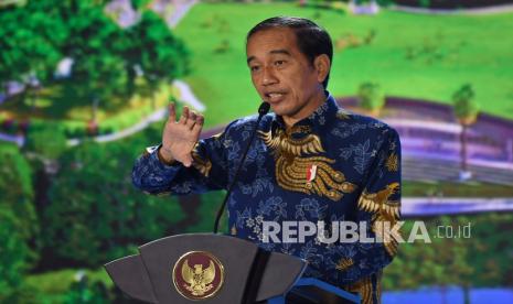 Presiden Joko Widodo menyampaikan paparan tentang pembangunan Ibu Kota Negara (IKN) Nusantara di sela peresmian gedung Nasdem Tower di Jakarta, Selasa (22/2/2022). Presiden mengatakan IKN Nusantara merupakankota berkonsep ‘smart forest city’ yang 70 persen wilayahnya merupakan area hijau, 80 persen kendaraan yang ada merupakan transportasi publik, dan 80 persen lebih didukung energi hijau dari ‘hydropower’ di Sungai Kayan.