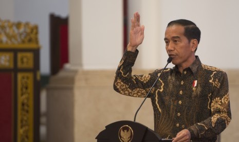 Presiden Joko Widodo menyampaikan pengarahan kepada gubernur, bupati, dan wali kota seluruh Indonesia, di Istana Negara, Jakarta, Selasa (24/10).