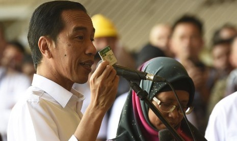 Presiden Joko Widodo menyampaikan pengarahan saat penyerahan Kartu Indonesia Sehat sebagai tanda kepesertaan Jaminan Kesehatan (JKN) bagi pekerja di PT Dok dan Perkapalan Kodja Bahari, Cilincing, Jakarta Utara, Selasa (28/4).   (ANTARA/Sigid Kurniawan)