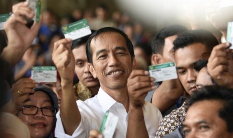 Presiden Joko Widodo menyampaikan pengarahan saat penyerahan Kartu Indonesia Sehat sebagai tanda kepesertaan Jaminan Kesehatan (JKN) bagi pekerja di PT Dok dan Perkapalan Kodja Bahari, Cilincing, Jakarta Utara, Selasa (28/4).   (ANTARA/Sigid Kurniawan)