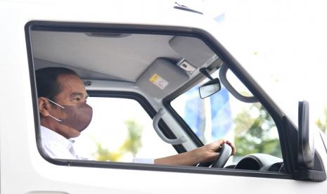 Presiden Joko Widodo menyampaikan pentingnya ekosistem mobil listrik yang rendah emisi dan ramah lingkungan agar segera dibangun. Untuk itu, pemerintah terus mendorong berbagai upaya untuk meningkatkan produksi mobil listrik maupun hybrid.