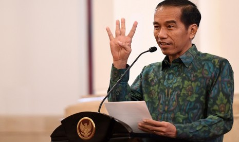 Presiden Joko Widodo menyampaikan pidato disela penyampaian Laporan Hasil Pemeriksaan Atas Laporan Keuangan Pemerintah Pusat (LHP LKPP) Tahun 2015 dari Ketua BKP Harry Azhar Aziz di Istana Negara, Jakarta, Senin (6/6). (Antara/Setpres)