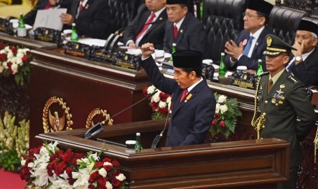 Presiden Joko Widodo menyampaikan pidato kenegaraan dalam Sidang Bersama DPR-DPD 2016 di Kompleks Parlemen, Senayan, Jakarta, Selasa (16/8). 