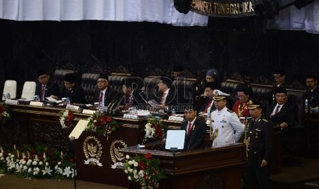  Presiden Joko Widodo menyampaikan pidato kenegaraan saat Sidang Bersama DPR dan DPD Tahun 2015 di Kompleks Parlemen, Senayan, Jakarta, Jumat (14/8).