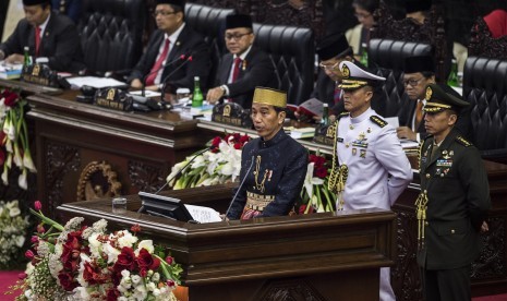 Presiden Joko Widodo menyampaikan pidato kenegaraan saat Sidang Tahunan MPR Tahun 2017 di Kompleks Parlemen, Senayan, Jakarta, Rabu (16/8). 