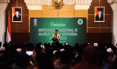 Presiden Joko Widodo menyampaikan pidato pada pembukaaan Munas Majelis Ulama Indonesia (MUI) ke-9 di Grahadi, Surabaya, Jawa Timur, Selasa (25/8).  (Antara/Zabur Karuru)