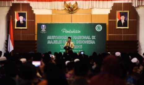 Presiden Joko Widodo menyampaikan pidato pada pembukaaan Munas Majelis Ulama Indonesia (MUI) ke-9 di Grahadi, Surabaya, Jawa Timur, Selasa (25/8).