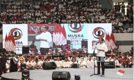 Presiden Joko Widodo menyampaikan pidato pada puncak acara Musyawarah Rakyat (Musra) di Istora Senayan, Jakarta, Minggu (14/5/2023). Dalam acara tersebut Presiden Joko Widodo menerima tiga nama bakal calon presiden yakni Ganjar Pranowo, Prabowo Subianto, dan Airlangga Hartarto serta empat nama bakal calon wakil presiden yakni Mahfud MD, Moeldoko, Arsyad Rasyid, dan Sandiaga Uno berdasarkan hasil Musra. 