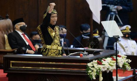 Presiden Joko Widodo menyampaikan pidato pada sidang tahunan MPR dan Sidang Bersama DPR-DPD di Komplek Parlemen, Senayan, Jakarta, Jumat (14/8).