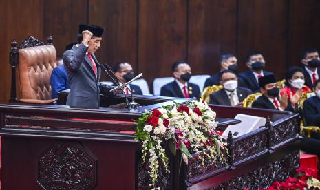 Presiden Joko Widodo menyampaikan pidato pengantar RUU APBN tahun anggaran 2023 beserta nota keuangannya pada rapat Paripurna DPR pembukaan masa persidangan I DPR tahun sidang 2022-2023 di Gedung Nusantara, Kompleks Parlemen, Senayan, Jakarta, Selasa (16/8/2022). 