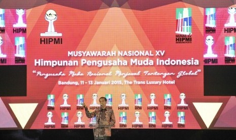 Presiden Joko Widodo menyampaikan pidato saat membuka Munas Himpunan Pengusaha Muda Indonesia (HIPMI) ke-15 di Hotel Trans Luxury, Bandung, Senin (12/1). Agenda munas tersebut yakni untuk memilih Ketua Umum HIPMI