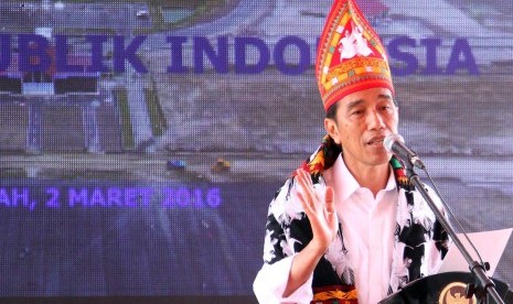 Presiden Joko Widodo menyampaikan pidato saat peresmian Bandar Udara Rembele, di Kabupaten Bener Meriah, Provinsi Aceh, Rabu (2/3).