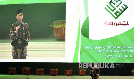 Presiden Joko Widodo menyampaikan sambutan dalam 'Halal Bihalal dan Silaturrahim Nasional Solidaritas Ulama Muda Jokowi (Samawi)' di Sentul, Babakan Madang, Kabupaten Bogor, Jawa Barat, Selasa (10/7). Halal Bihalal dan Silaturrahim Nasional Samawi yang diikuti sedikitnya 15 ribu relawan tersebut sekaligus mendeklarasikan dukungan kepada Jokowi.