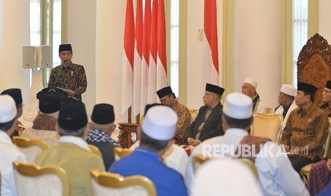 Presiden Joko Widodo menyampaikan sambutan ketika bertemu dengan ulama di Istana Bogor, Jawa Barat, Selasa (10/4).