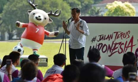 Presiden Joko Widodo menyampaikan sambutan pada acara promosi Asian Games 2018 dan Gerakan Jalan Terus Indonesia di Istana Bogor, Jawa Barat, Sabtu (4/8).