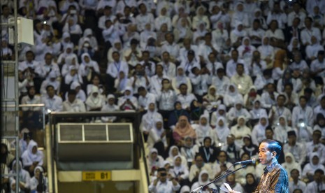  Presiden Joko Widodo menyampaikan sambutan pada acara puncak Peringatan Hari Guru Nasional ke-21 Tahun 2015 di Istora Senayan, Jakarta, Selasa (24/11).