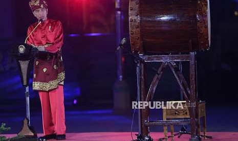 President Joko Widodo delivers his speech on the opening of the Qur'an reading competition at the Astaka Building, Deli Serdang, North Sumatra, on Sunday.