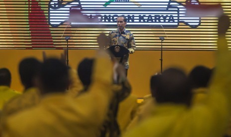 Presiden Joko Widodo menyampaikan sambutan pada Penutupan Rapimnas I Partai Golkar Tahun 2016 di Istora Senayan, Jakarta, Kamis (28/7). 