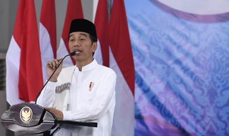 Presiden Joko Widodo menyampaikan sambutan saat bersilaturahmi di Pondok Pesantren Darul Ulum, Jombang, Jawa Timur, Selasa (18/12/2018).