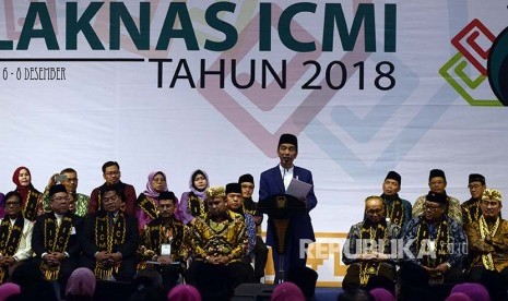 Presiden Joko Widodo menyampaikan sambutan saat membuka Silaturahmi Kerja Nasional (Silaknas) Ikatan Cendekiawan Muslim Indonesia (ICMI) tahun 2018 di Bandar Lampung, Lampung, Kamis (6/12)