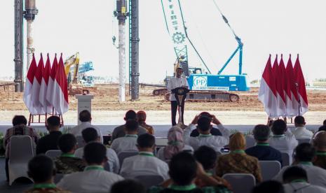 Presiden Joko Widodo menyampaikan sambutan saat Seremoni Implementasi Rencana Tahap Kedua Industri Baterai Listrik Terintegrasi LG Energy Solution di Kawasan Industri Terpadu Batang, Kabupaten Batang, Jawa Tengah. Menteri Perhubungan Budi Karya Sumadi memaatikan Kawasan Industri Terpadu Batang (KITB), Jawa Tengah yang tengah dibangun didukung dengan infrastruktur transportasi pelabuhan yang ekonomis. Dengan begitu nantinya biaya operasionalnya tidak mahal.