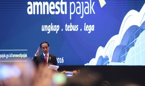 Presiden Joko Widodo menyampaikan sambutan saat sosialisasi kebijakan Amnesti Pajak di Medan, Sumatra Utara, Kamis (21/7). 