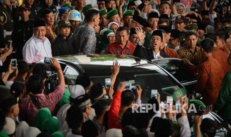  Presiden Joko Widodo menyapa jamaah seusai menghadiri Silaturahmi Nasional Ulama Rakyat di Jakarta, Sabtu (12/11).