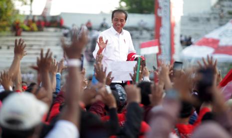 Presiden Joko Widodo menyapa relawan saat menghadiri Konser Satu Komando Sapu Lidi di Stadion Gelora 10 November Tambaksari, Surabaya, Jawa Timur, Ahad (21/8/2022). Gabungan relawan Surabaya menggelar konser akbar Satu Komando Sapu Lidi sebagai wujud komitmen mendukung dan mengawal seluruh sikap dan kebijakan Jokowi untuk kemajuan Bangsa Indonesia. 