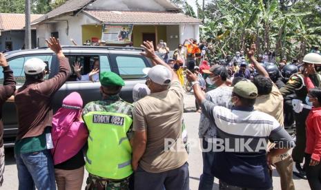 Presiden Joko Widodo menyapa warga korban bencana Gunung Semeru saat melintas di desa Sumberwuluh, Lumajang, Jawa Timur, Selasa (7/12/2021). Dalam kunjungan tersebut presiden menyapa, berdialog dan memberikan dukungan kepada korban letusan Gunung Semeru. 