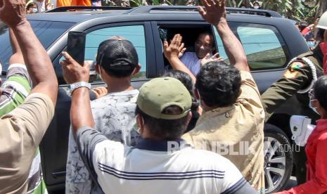 Presiden Joko Widodo menyapa warga korban bencana Gunung Semeru saat melintas di desa Sumberwuluh, Lumajang, Jawa Timur, Selasa (7/12/2021). Dalam kunjungan tersebut presiden menyapa, berdialog dan memberikan dukungan kepada korban letusan Gunung Semeru. 