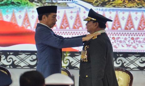 Presiden Joko Widodo menyematkan pangkat Jenderal Kehormatan kepada Menteri Pertahanan Prabowo Subianto disaksikan Panglima Jenderal TNI Agus Subiyanto dan Kapolri Jenderal Pol Listyo Sigit Prabowo saat menghadiri Rapat Pimpinan TNI dan Polri 2024 di Markas Besar TNI, Cilangkap, Jakarta Timur, Rabu (28/2/2024).