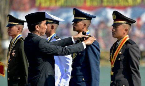 Presiden Joko Widodo menyematkan pangkat perwira kepada lulusan terbaik / Ilustrasi 