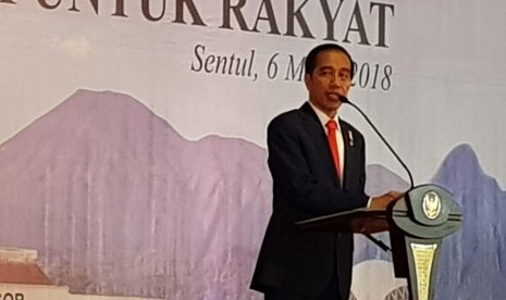 Presiden Joko Widodo menyerahkan sertifikat tanah (ilustrasi).