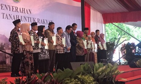 Presiden Joko Widodo   menyerahkan 15 ribu sertifikat tanah program Pendaftaran Tanah Sistematis Lengkap (PTSL) untuk masyakarat Kabupaten Bogor, di Sirkuit Sentul,  Selasa (6/3). 