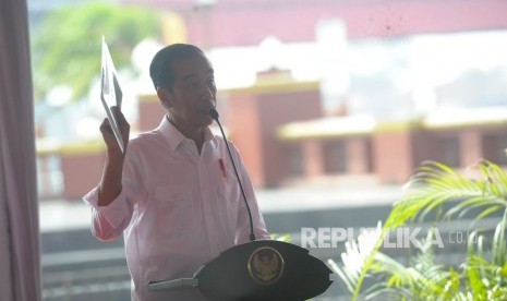 Presiden Joko Widodo menyerahkan 6.000 sertifikat tanah kepada warga Sumatera Selatan (Sumsel) di plaza Benteng Kuto Besak (BKB) Palembang , Jumat (13/7). Penyerahan sertifikat tanah tersebut dihadiri Menteri Agraria dan Tata Ruang Sofyan A Djalil, Kapolri Jenderal Tito Karnavian dan Gubernur Sumsel Alex Noerdin.