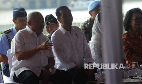 Presiden Joko Widodo menyerahkan 6.000 sertifikat tanah kepada warga Sumatera Selatan (Sumsel) di plaza Benteng Kuto Besak (BKB) Palembang , Jumat (13/7). Penyerahan sertifikat tanah tersebut dihadiri Menteri Agraria dan Tata Ruang Sofyan A Djalil, Kapolri Jenderal Tito Karnavian dan Gubernur Sumsel Alex Noerdin.