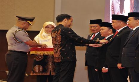 Presiden Joko Widodo menyerahkan penghargaan Satyalencana Pembangunan Bidang Koperasi dan UMKM kepada Gubernur Kalimantan Tengah H Sugianto Sabran dalam acara Harkopnas di Banten tahun 2018 lalu. Penghargaan ini diberikan karena jasa dan pengabdian kepada negara dan masyarakat khususnya bidang Koperasi dan UKM.