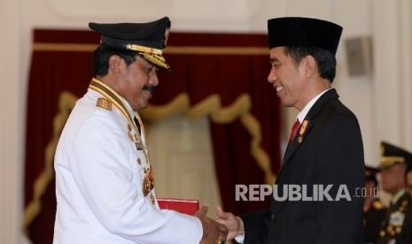 Gubernur Kepulauan Riau Nurdin Basirun (kiri) dan Presiden Joko Widodo 