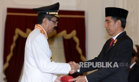 Presiden Joko Widodo menyerahkan petikan surat pengangkatan Gubernur Sumatera Utara Tengku Erry Nuradi sebelum upacara pelantikan di Istana Merdeka, Jakarta, Rabu (25/5). (Republika/Wihdan)